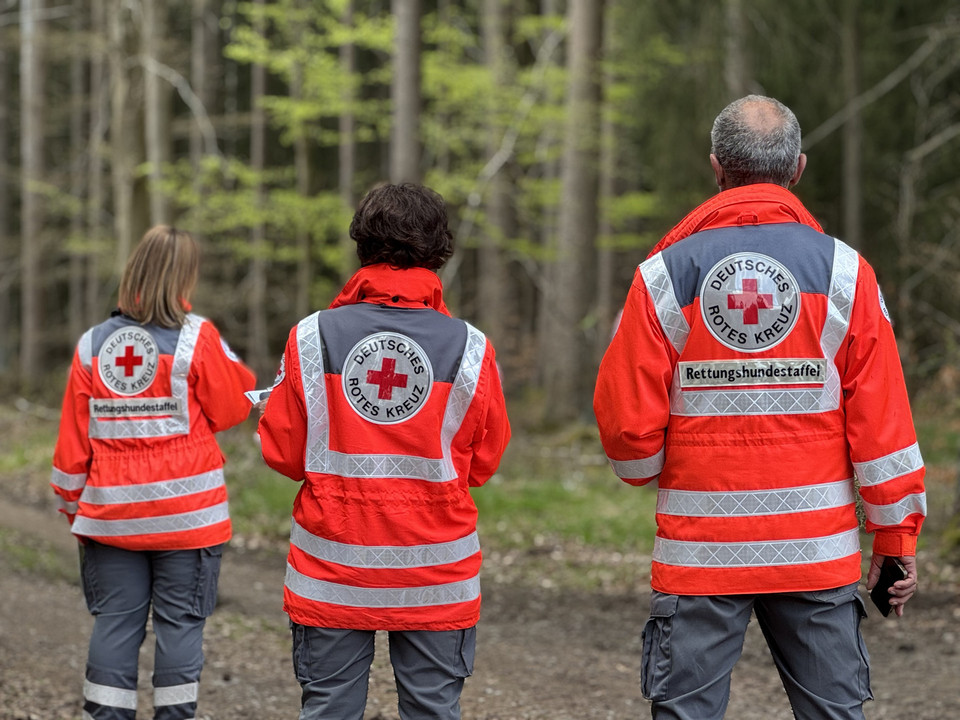 Prüferteam der Flächenprüfung im BRK-Kreisverband Kelheim bewertet die Leistungen der teilnehmenden Rettungshundeteams.