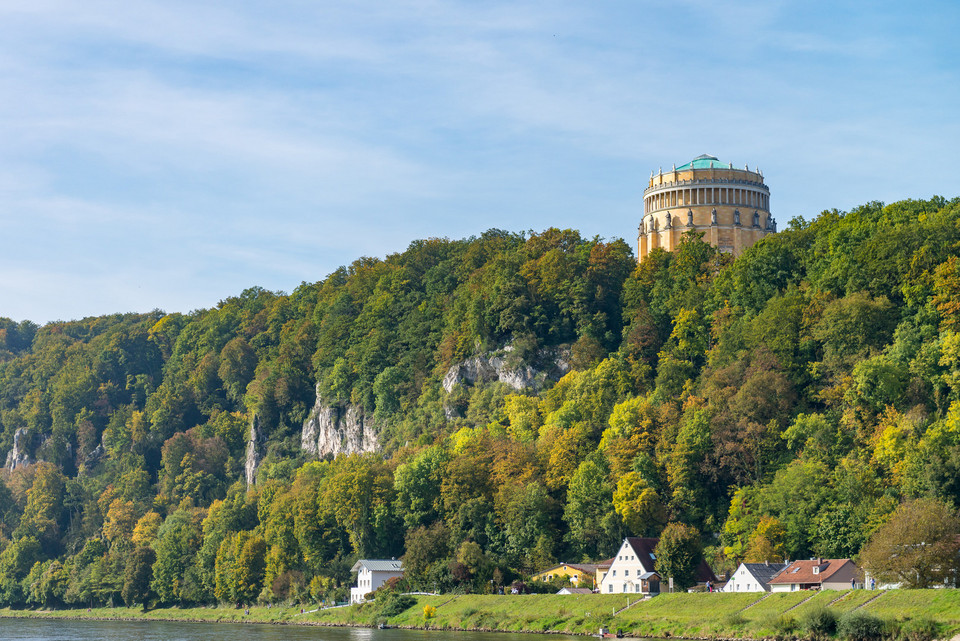 Die grünen Uferhänge der Donau mit der Befreiungshalle bei Kelheim.