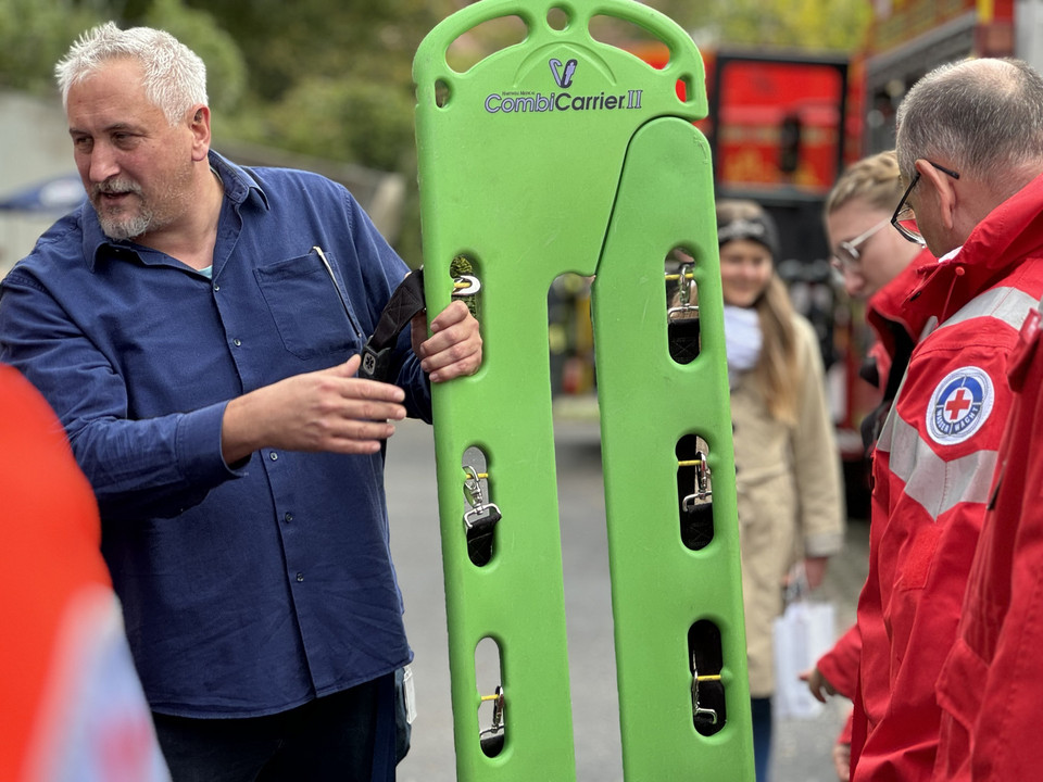 Ein Mann zeigt ein Rettungsbrett