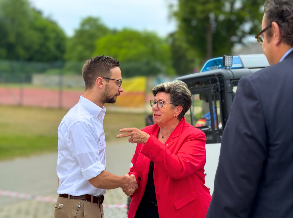 Zwei Menschen geben sich die Hand